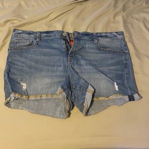 light was Jean shorts with little rips